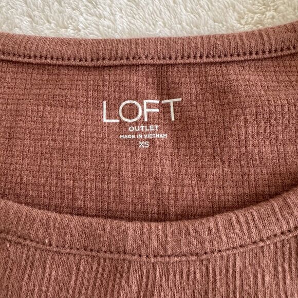 LOFT Short Sleeve Shirt Size XS Dusty Rose Textured Knit Ruffle Sleeve Top - Picture 5 of 9